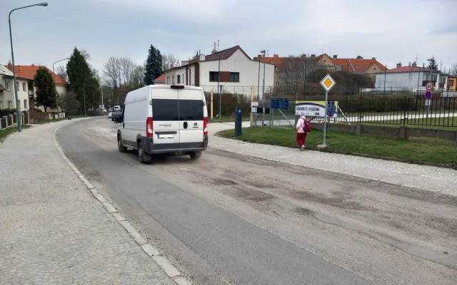 FOTO: V Rošického přestanou auta jezdit po chodníku. Radikální proměna ulice brzy začne