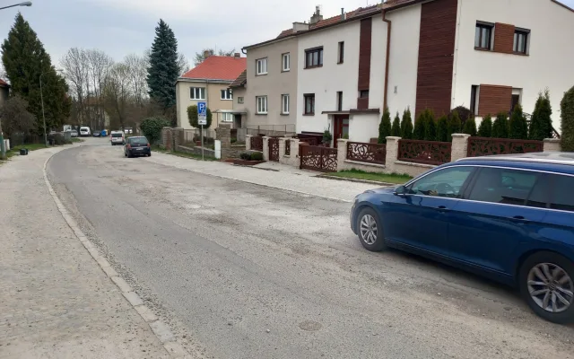 FOTO: V Rošického přestanou auta jezdit po chodníku. Radikální proměna ulice brzy začne