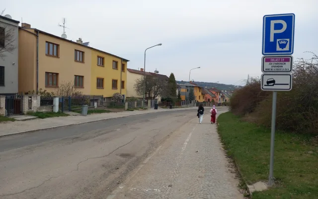 FOTO: V Rošického přestanou auta jezdit po chodníku. Radikální proměna ulice brzy začne
