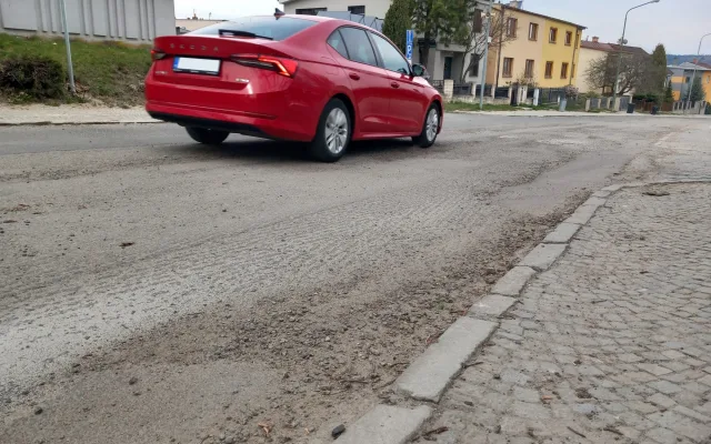 FOTO: V Rošického přestanou auta jezdit po chodníku. Radikální proměna ulice brzy začne