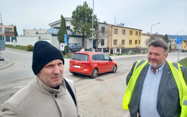 FOTO: V Rošického přestanou auta jezdit po chodníku. Radikální proměna ulice brzy začne