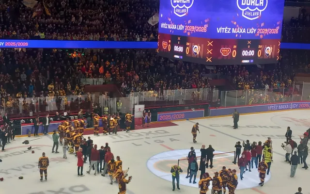 VIDEO, FOTO: Dukla Jihlava obhájila mistrovský titul. Oslavy na ledě byly bujaré
