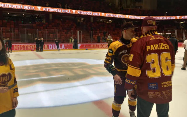 VIDEO, FOTO: Dukla Jihlava obhájila mistrovský titul. Oslavy na ledě byly bujaré
