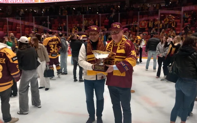 VIDEO, FOTO: Dukla Jihlava obhájila mistrovský titul. Oslavy na ledě byly bujaré