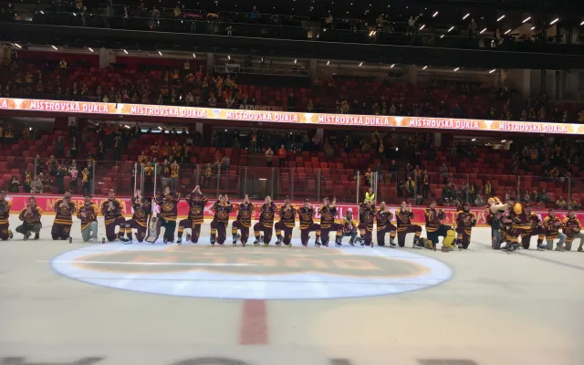 VIDEO, FOTO: Dukla Jihlava obhájila mistrovský titul. Oslavy na ledě byly bujaré