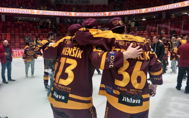 VIDEO, FOTO: Dukla Jihlava obhájila mistrovský titul. Oslavy na ledě byly bujaré