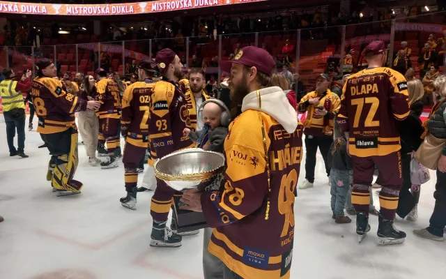 VIDEO, FOTO: Dukla Jihlava obhájila mistrovský titul. Oslavy na ledě byly bujaré
