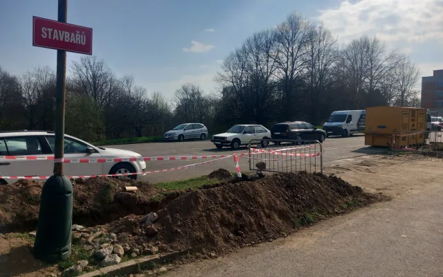 Parkování v Jihlavě XXXII.: Dodávky mizí ze sídlišť. Primátor poradil, kam s nimi