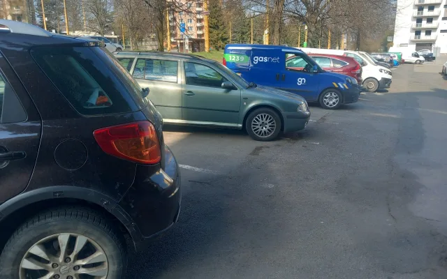 Parkování v Jihlavě XXXII.: Dodávky mizí ze sídlišť. Primátor poradil, kam s nimi
