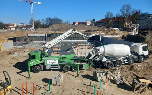 VIDEO, FOTO: U jihlavské nemocnice staví parkovací dům, letos se tam neparkuje snadno