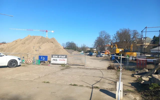 VIDEO, FOTO: U jihlavské nemocnice staví parkovací dům, letos se tam neparkuje snadno