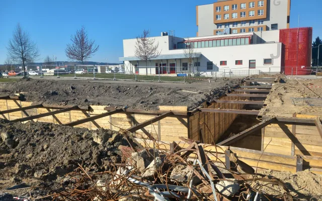 VIDEO, FOTO: U jihlavské nemocnice staví parkovací dům, letos se tam neparkuje snadno
