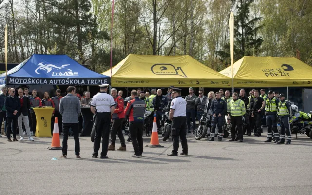 Autoškola nestačí. Kurzy „Učme se přežít“ učí motorkáře zvládat reálné situace