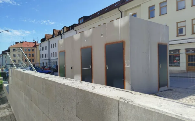FOTO: Stavba veřejných toalet v Jihlavě významně pokročila. Podívejte se i dovnitř