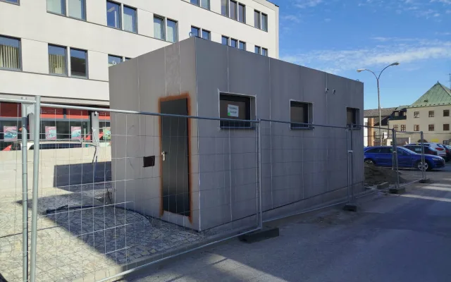 FOTO: Stavba veřejných toalet v Jihlavě významně pokročila. Podívejte se i dovnitř