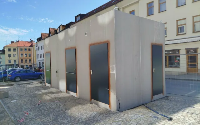 FOTO: Stavba veřejných toalet v Jihlavě významně pokročila. Podívejte se i dovnitř