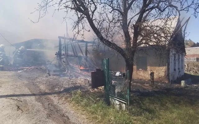 FOTO: Ve Stonařově hořel rodinný dům, požár způsobil dvoumilionovou škodu