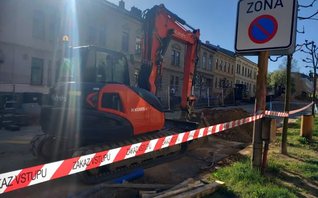 FOTO: Dopravní komplikace v centru Jihlavy: Třída Legionářů je neprůjezdná