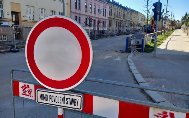 FOTO: Dopravní komplikace v centru Jihlavy: Třída Legionářů je neprůjezdná