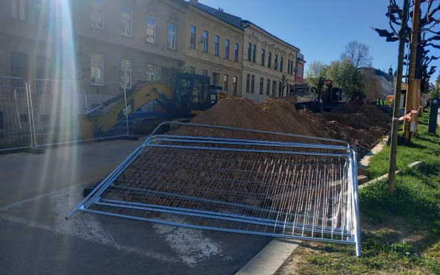 FOTO: Dopravní komplikace v centru Jihlavy: Třída Legionářů je neprůjezdná