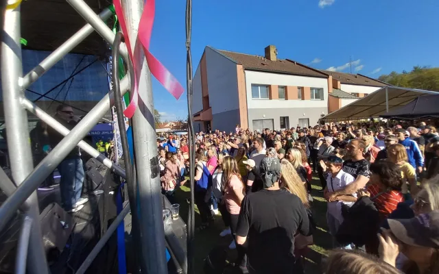 FOTO, VIDEO: Petr Kolář přilákal na Májovku do Luk nad Jihlavou stovky fanoušků
