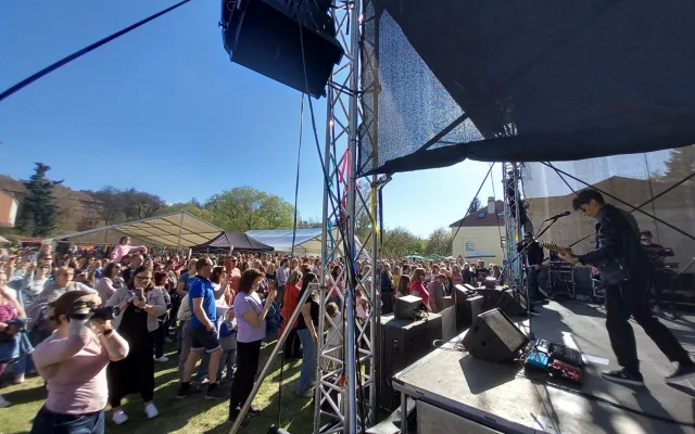 FOTO, VIDEO: Petr Kolář přilákal na Májovku do Luk nad Jihlavou stovky fanoušků