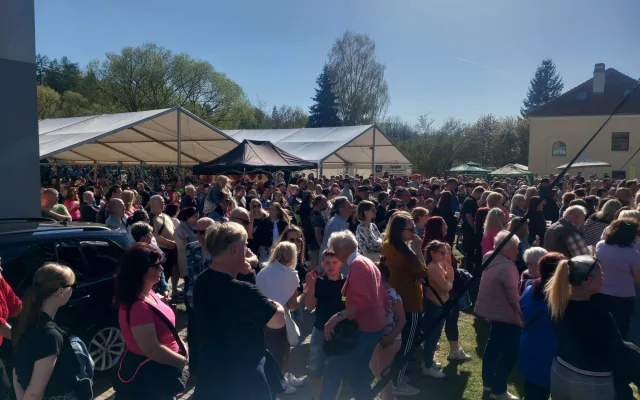 FOTO, VIDEO: Petr Kolář přilákal na Májovku do Luk nad Jihlavou stovky fanoušků