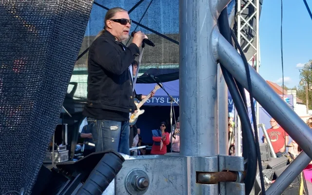 FOTO, VIDEO: Petr Kolář přilákal na Májovku do Luk nad Jihlavou stovky fanoušků