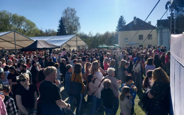 FOTO, VIDEO: Petr Kolář přilákal na Májovku do Luk nad Jihlavou stovky fanoušků