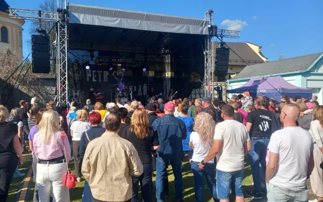 FOTO, VIDEO: Petr Kolář přilákal na Májovku do Luk nad Jihlavou stovky fanoušků