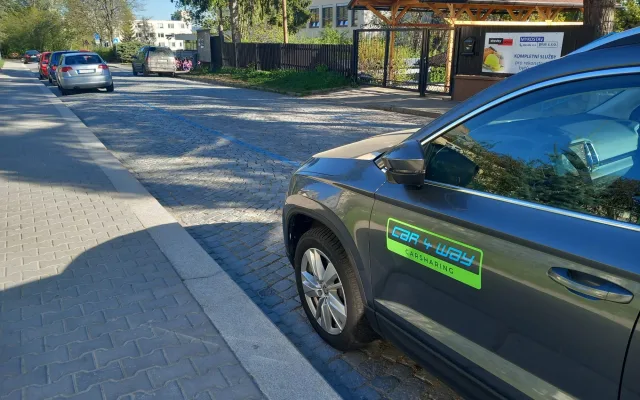 Parkování v Jihlavě XXXIII.: Cestující autobusem mohou v Karolíny Světlé parkovat dál