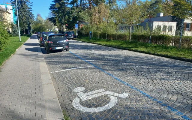 Parkování v Jihlavě XXXIII.: Cestující autobusem mohou v Karolíny Světlé parkovat dál