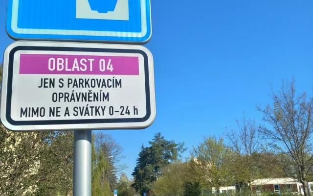 Parkování v Jihlavě XXXIII.: Cestující autobusem mohou v Karolíny Světlé parkovat dál