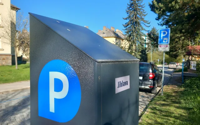 Parkování v Jihlavě XXXIII.: Cestující autobusem mohou v Karolíny Světlé parkovat dál