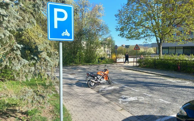 Parkování v Jihlavě XXXIII.: Cestující autobusem mohou v Karolíny Světlé parkovat dál