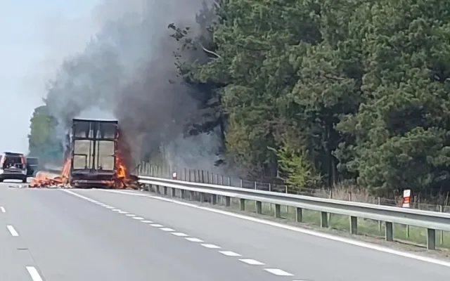 Kritické pondělí na dálnici. Ráno tam havaroval kamion, nyní jiný u Jihlavy hoří. Foto: Policie ČR