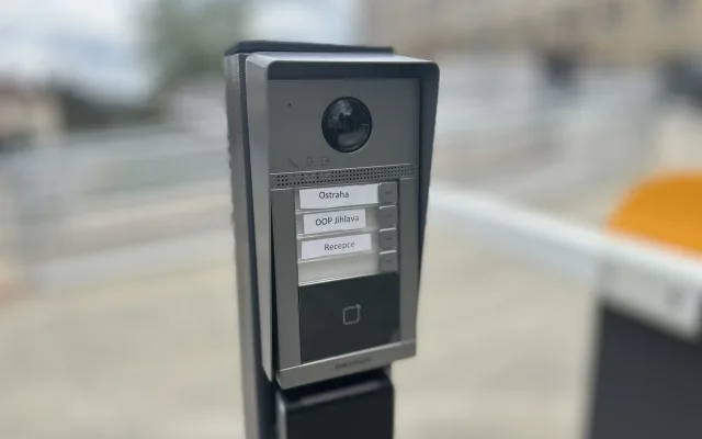 VIDEO: Policisté v Jihlavě mají nový parkovací dům za 70 milionů. Nahlédněte dovnitř
