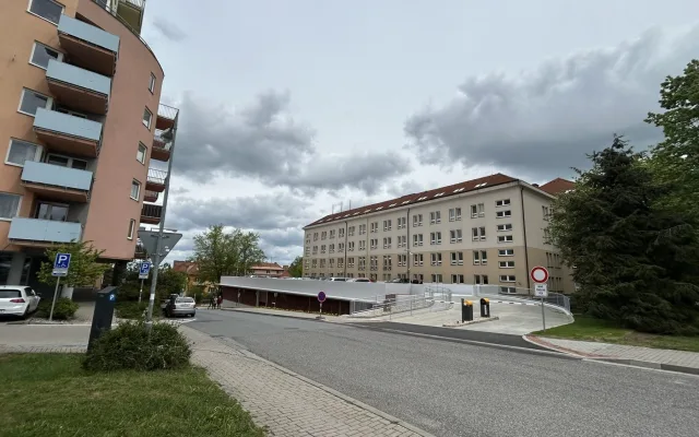 VIDEO: Policisté v Jihlavě mají nový parkovací dům za 70 milionů. Nahlédněte dovnitř