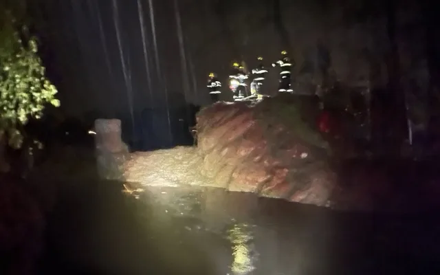 FOTO, VIDEO: Ve Žďáru při dešti protekla voda opravovaným rybníkem do ulic