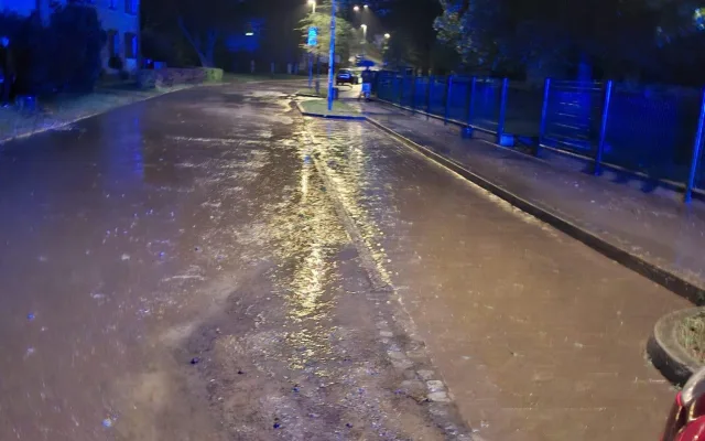 FOTO, VIDEO: Ve Žďáru při dešti protekla voda opravovaným rybníkem do ulic