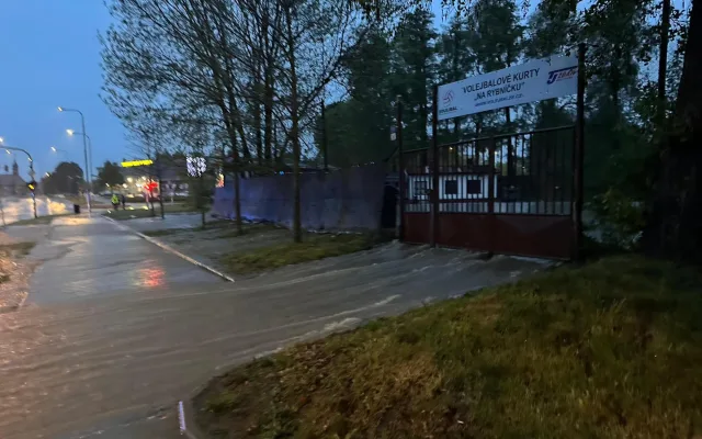 FOTO, VIDEO: Ve Žďáru při dešti protekla voda opravovaným rybníkem do ulic