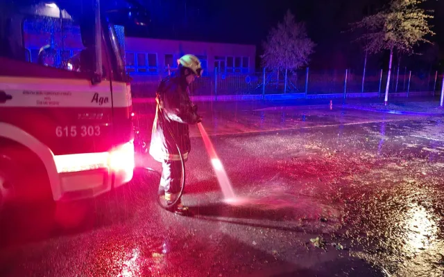 FOTO, VIDEO: Ve Žďáru při dešti protekla voda opravovaným rybníkem do ulic