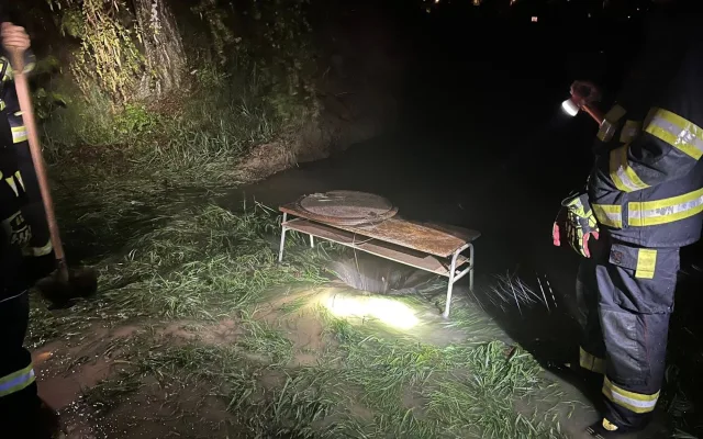 FOTO, VIDEO: Ve Žďáru při dešti protekla voda opravovaným rybníkem do ulic