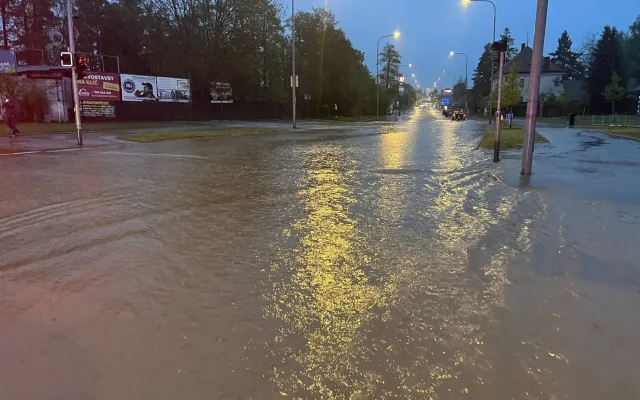 FOTO, VIDEO: Ve Žďáru při dešti protekla voda opravovaným rybníkem do ulic