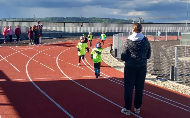 VIDEO, FOTO: Střecha Horácké arény patřila dětem, konaly se tam závody