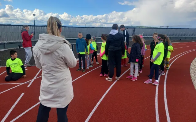 VIDEO, FOTO: Střecha Horácké arény patřila dětem, konaly se tam závody