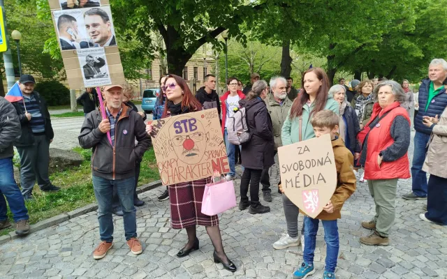 ON-LINE: I Jihlava se připojila k pochodu na podporu médií. Lidé směřují na náměstí