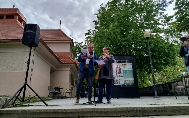 ON-LINE: I Jihlava se připojila k pochodu na podporu médií. Lidé směřují na náměstí