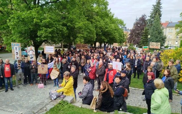 ON-LINE: I Jihlava se připojila k pochodu na podporu médií. Lidé směřují na náměstí