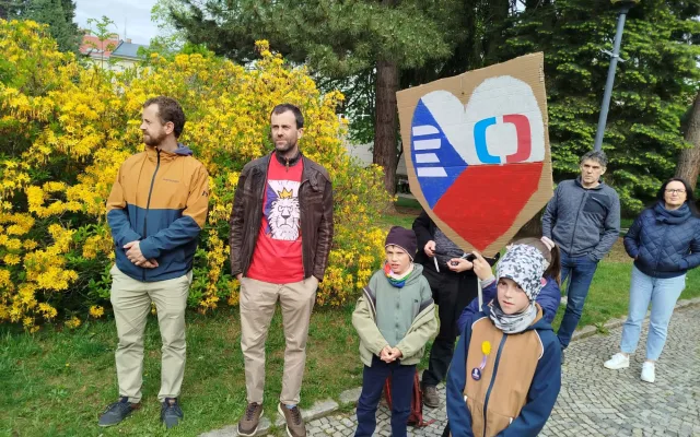 ON-LINE: I Jihlava se připojila k pochodu na podporu médií. Lidé směřují na náměstí